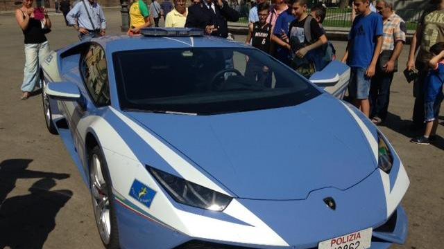 La Lamborghini della polizia di Stato in piazza d'Italia