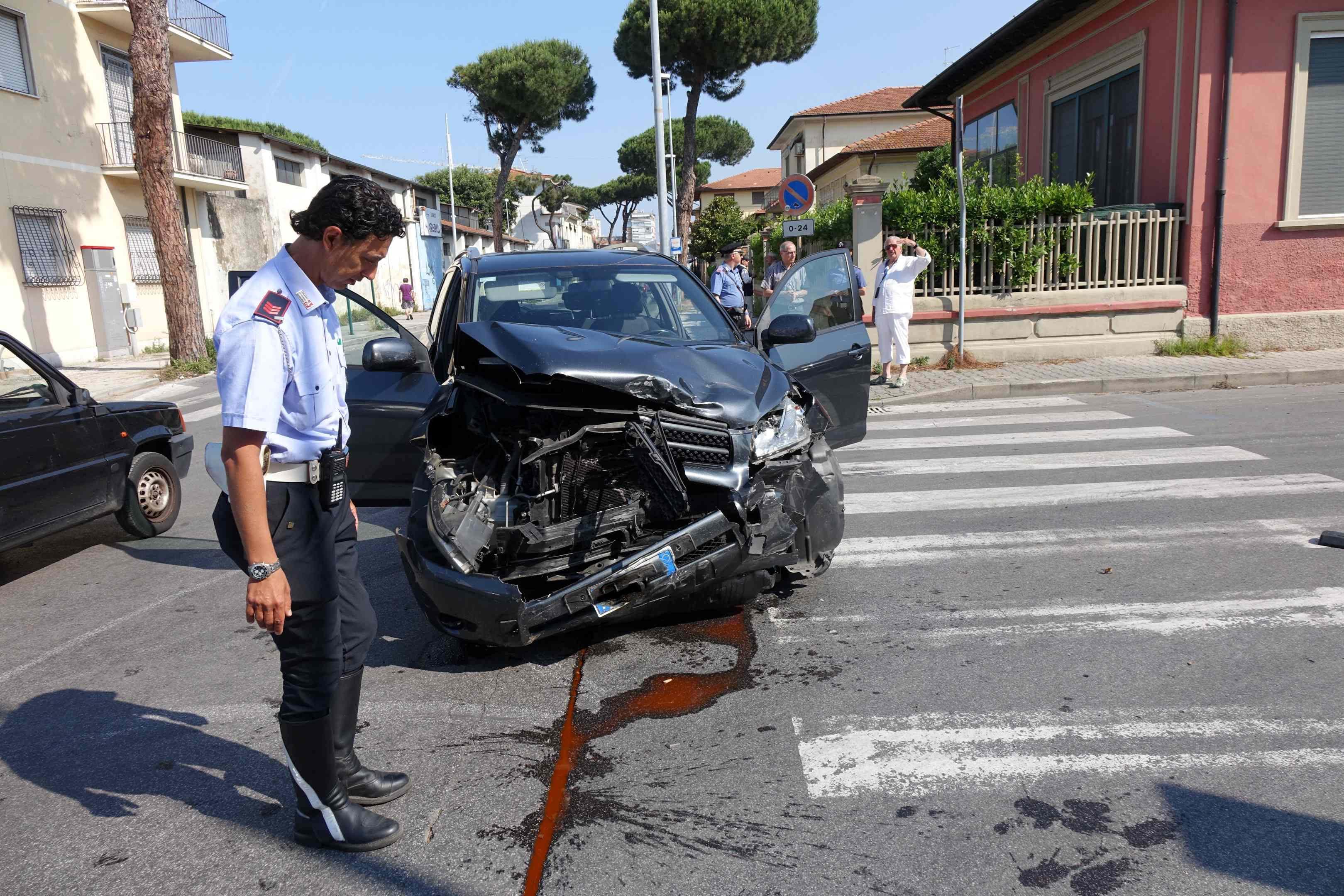 Incidente tra via Menini e via Petrarca, due feriti