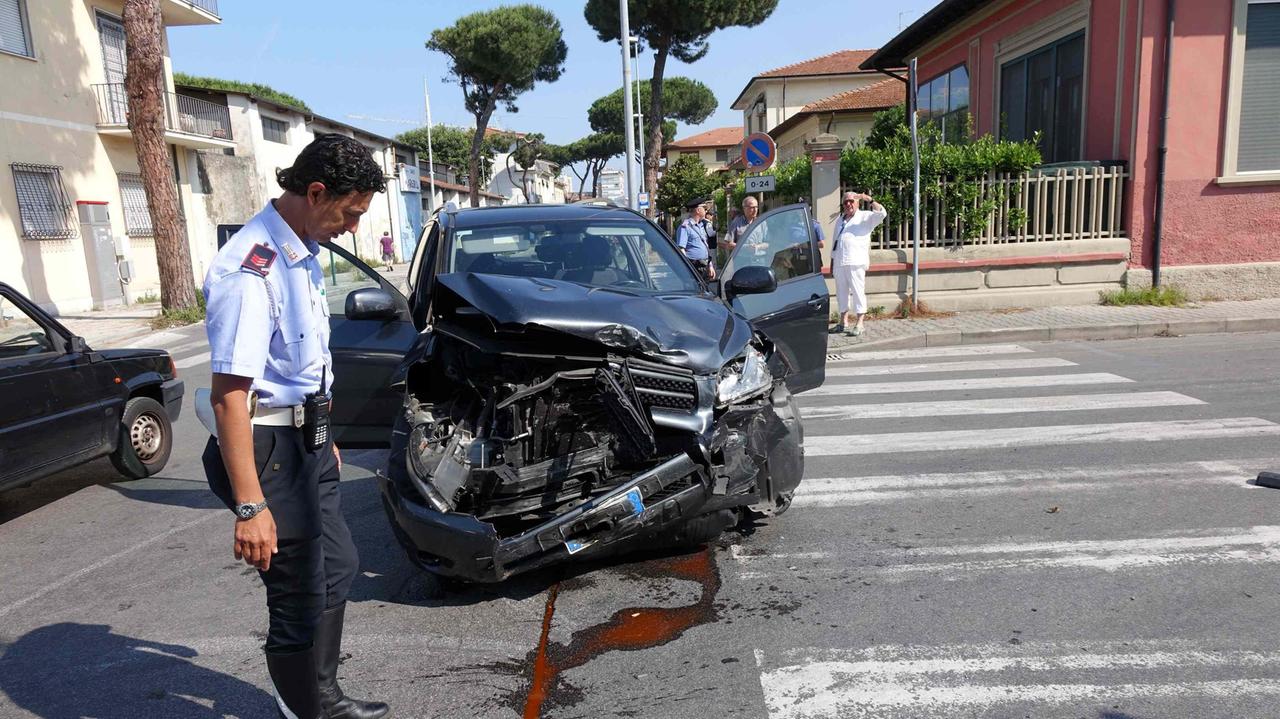 Incidente tra via Menini e via Petrarca, due feriti