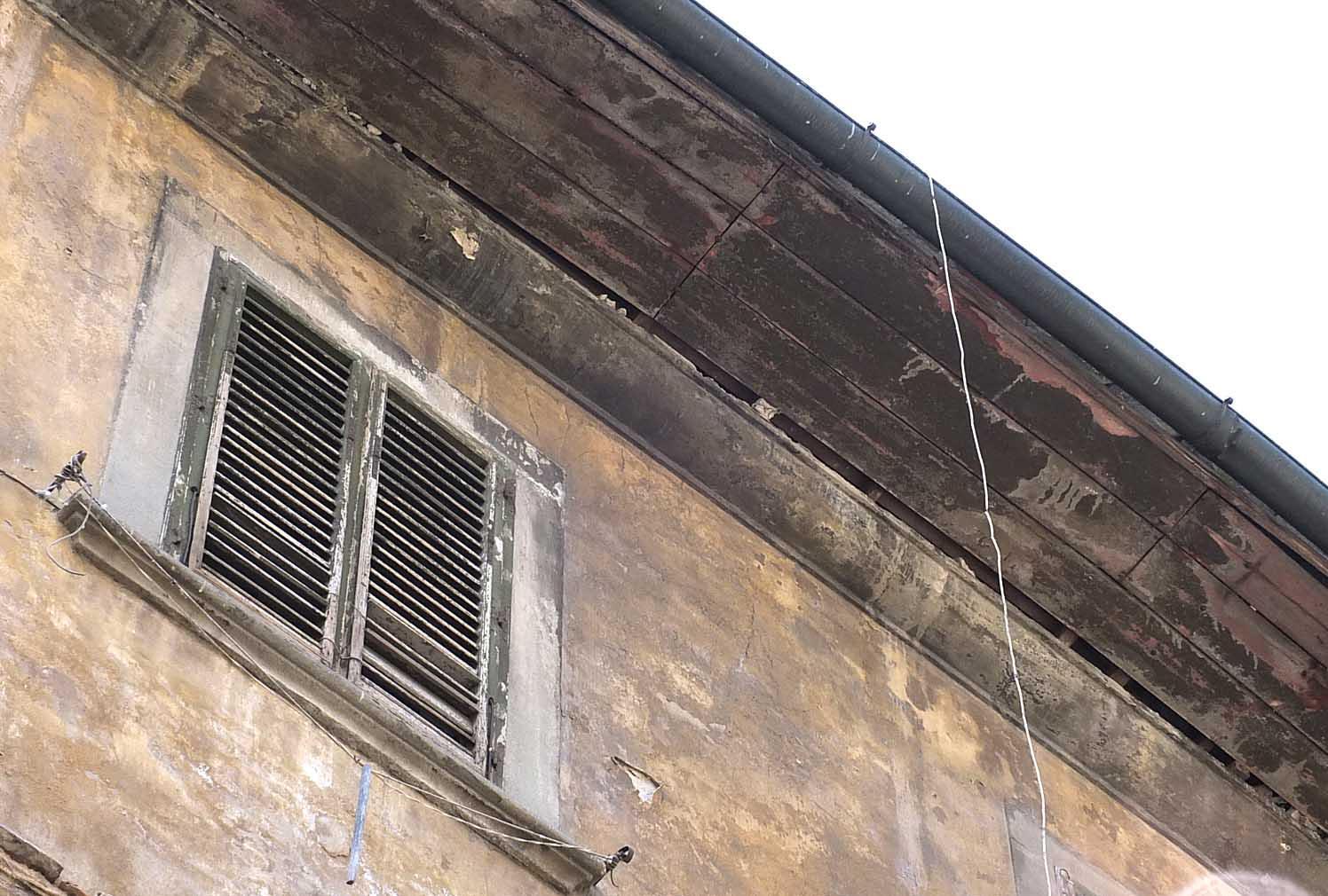 Il palazzo all'interno del quale è crollata una trave