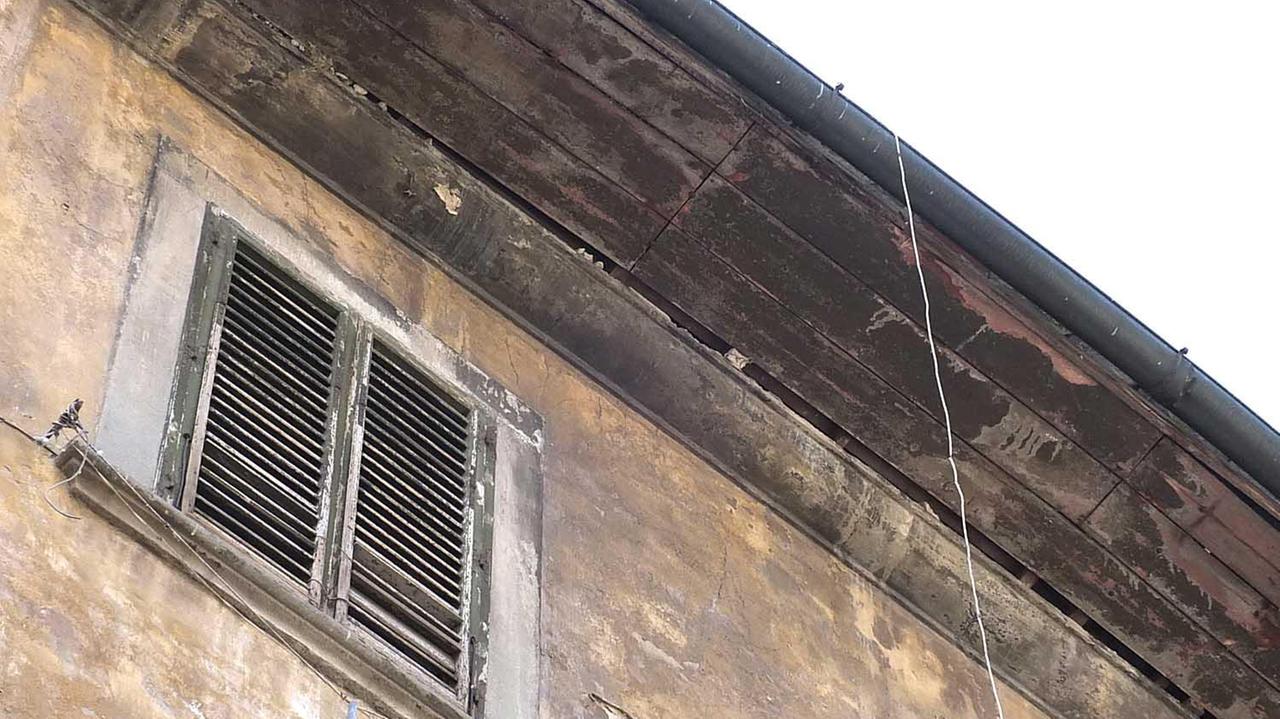 Il palazzo all'interno del quale è crollata una trave