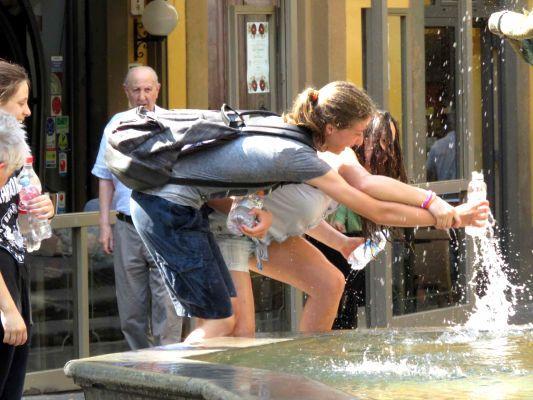 La fontana del Bacchino presa d'assalto dai ragazzi (foto Batavia)