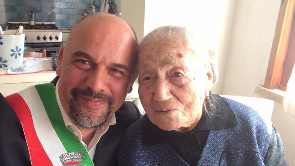 La signora Giuseppina Projetto con il sindaco Paolo Masetti