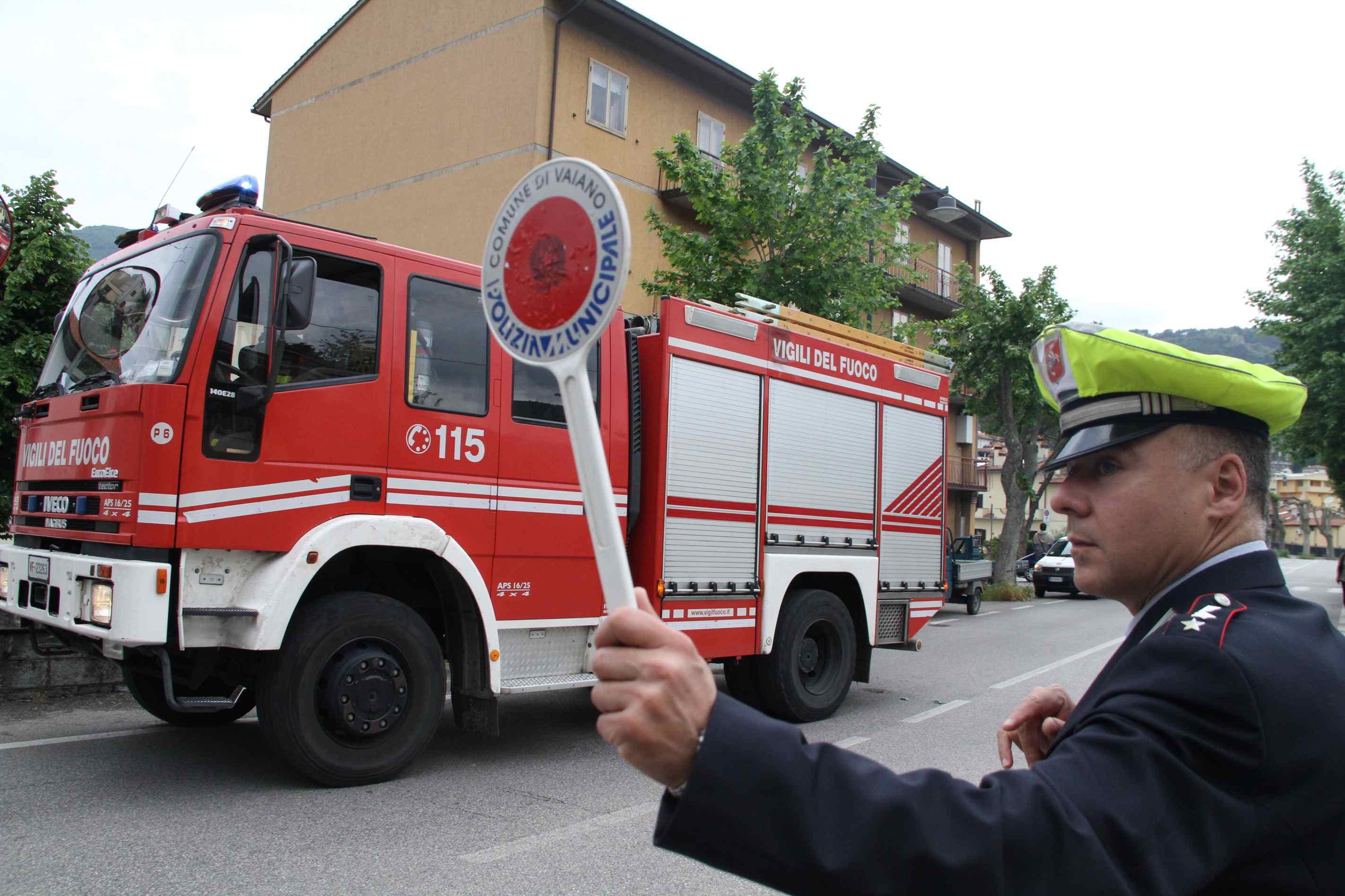 Un intervento di vigili del fuoco e vigili urbani (foto d'archivio)