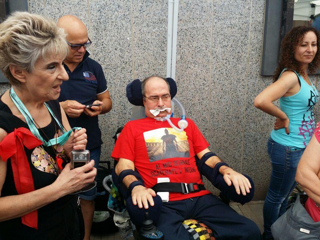 Salvatore Usala davanti all'assessorato alla Sanita (foto Mario Rosas)