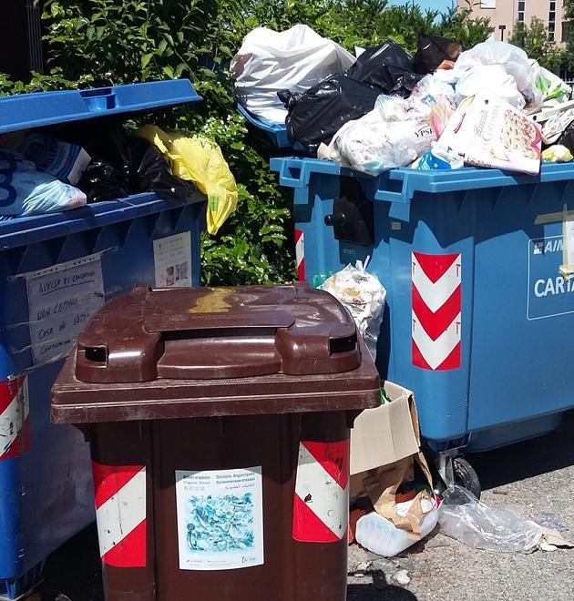 Rifiuti, anarchia nei condomini di Carpi