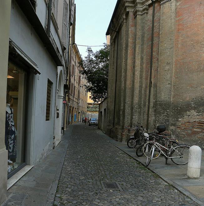 Via Taglio, le proteste: "Movida? Qui servono bagni chimici"  