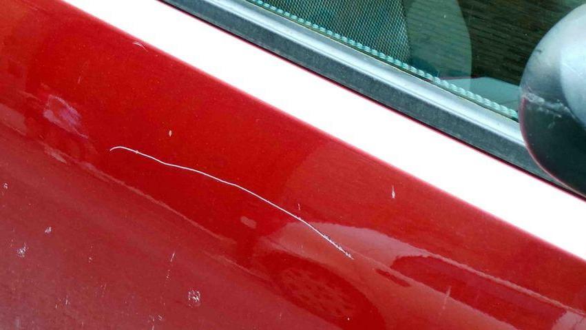 Rigava le auto in sosta: “non sapevo come passare il tempo”