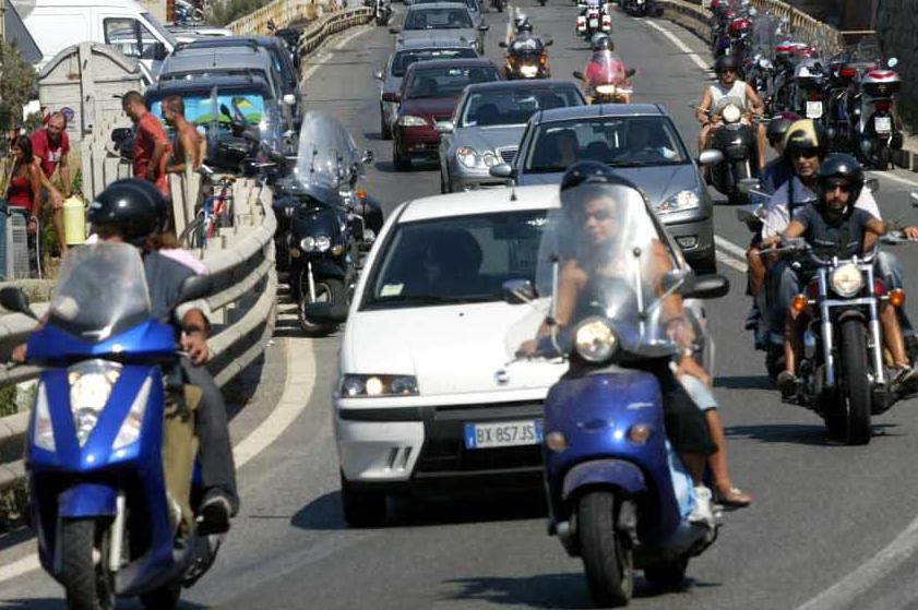 Gruppo di scooter sull'Aurelia nel tratto del Romito