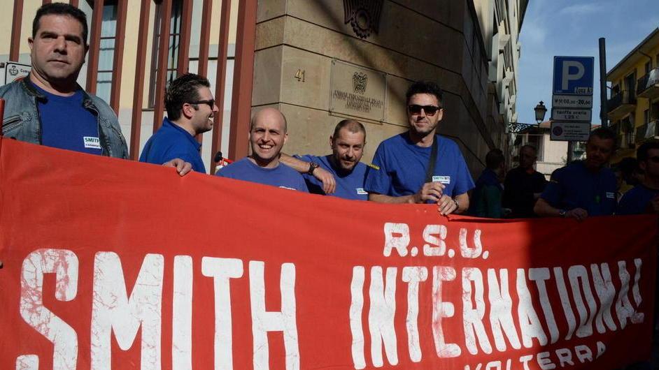L’ultimatum della Smith, tutti a casa senza stipendio