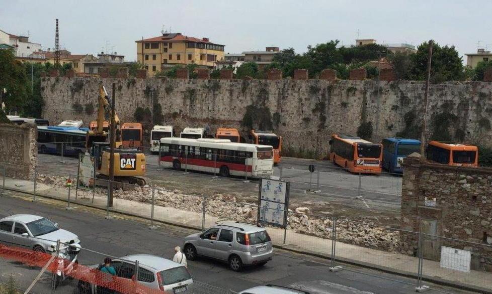 Ora da via Battisti si vedono le mura