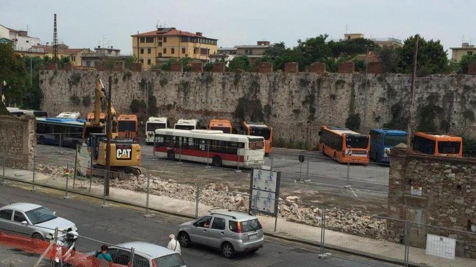Ora da via Battisti si vedono le mura