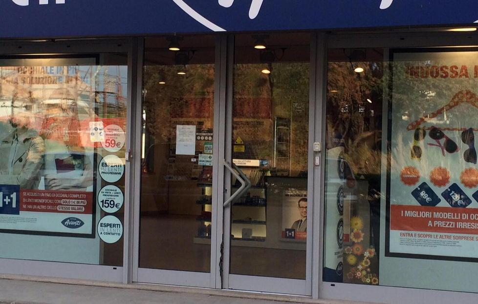 Ladri nel negozio di ottica, scatta l’allarme 