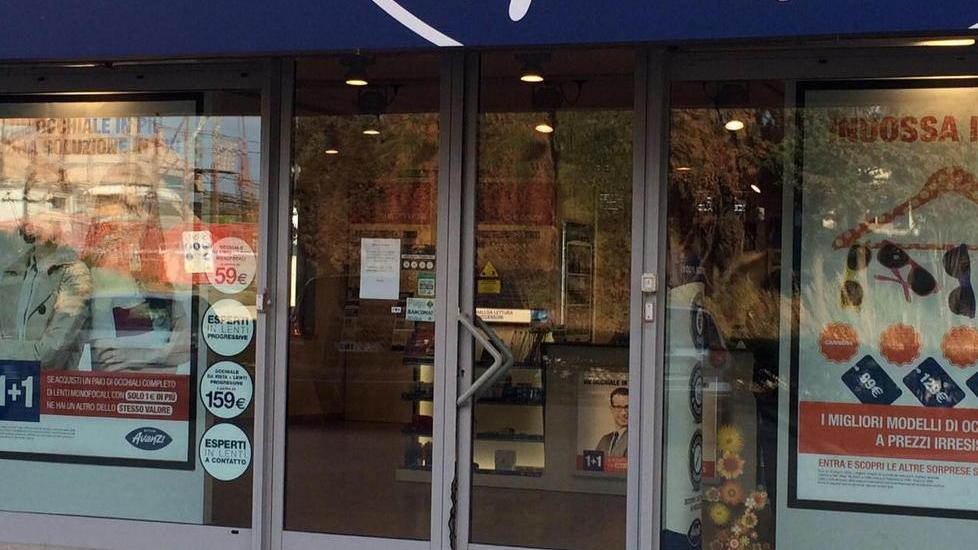 Ladri nel negozio di ottica, scatta l’allarme