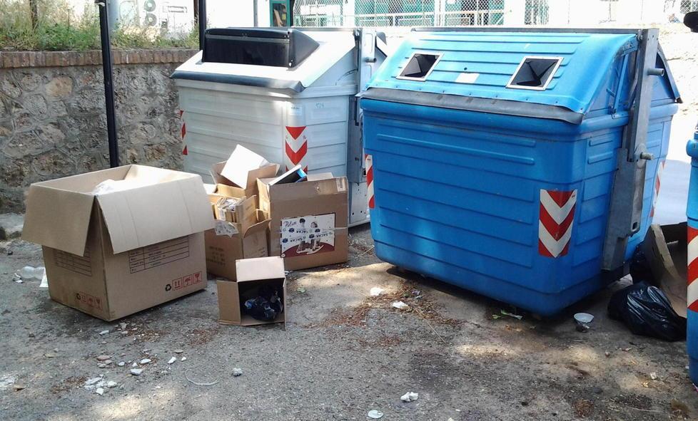 Rifiuti abbandonati vicino al cimitero
