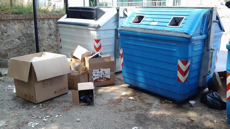 Rifiuti abbandonati vicino al cimitero