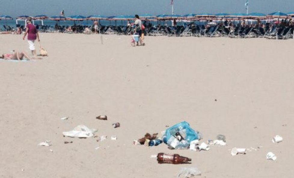La spiaggia libera come una discarica