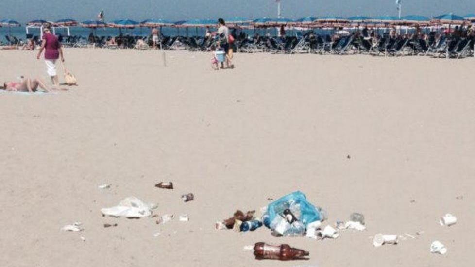 La spiaggia libera come una discarica