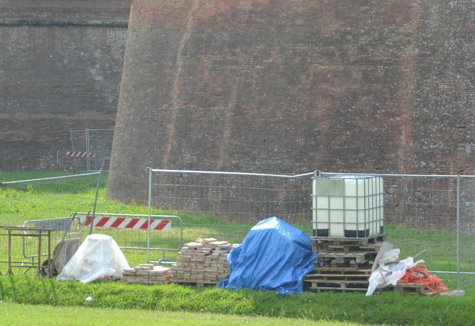 Ventiseimila mattoni per coprire i buchi 