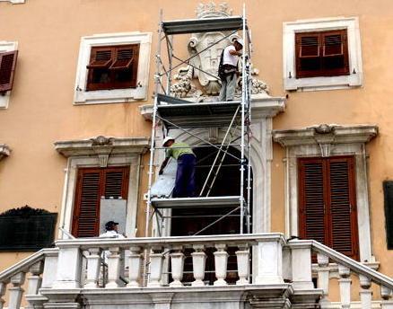 Cadono pezzi dalla facciata, transennata la porta del Comune