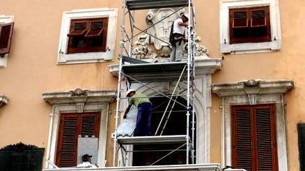 Cadono pezzi dalla facciata, transennata la porta del Comune