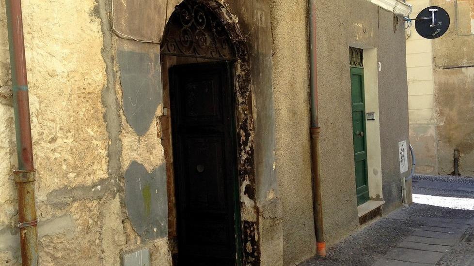 Sassari, incendiato il portone di una casa in via Bertolinis
