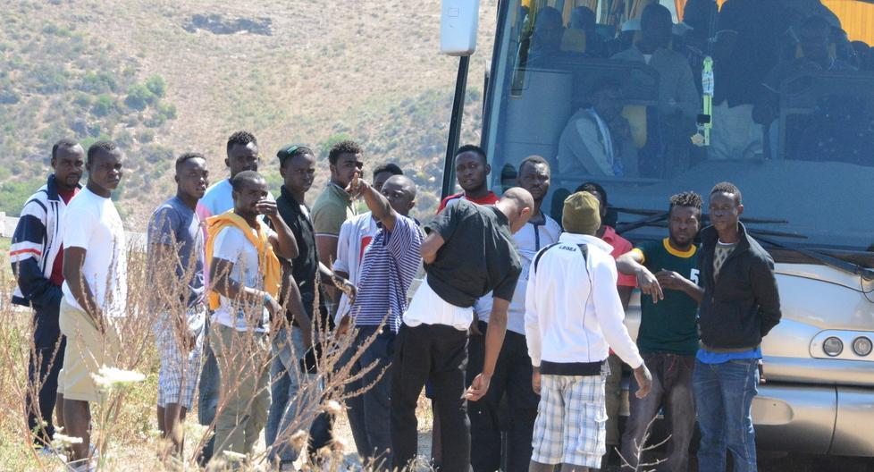Asserragliati nel bus: «Qui non scendiamo» 