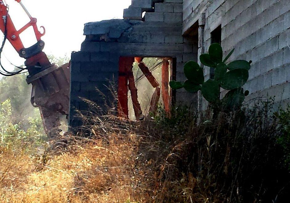 Ruspe a San Teodoro demoliti in un giorno cinque appartamenti 
