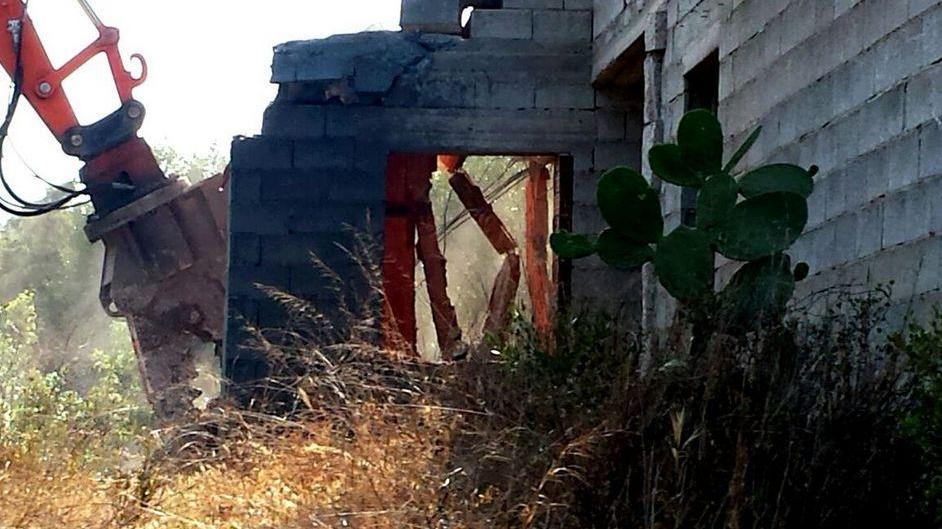 Ruspe a San Teodoro demoliti in un giorno cinque appartamenti