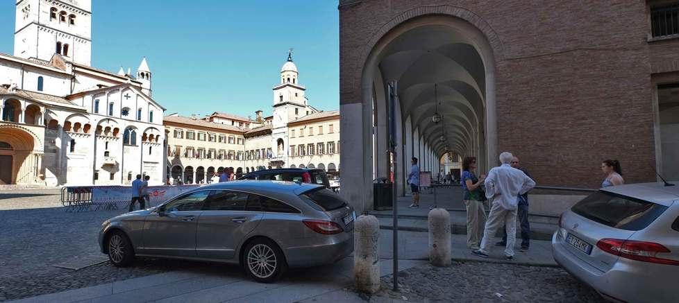 Piazza Grande, parcheggio con il bollino Unesco...