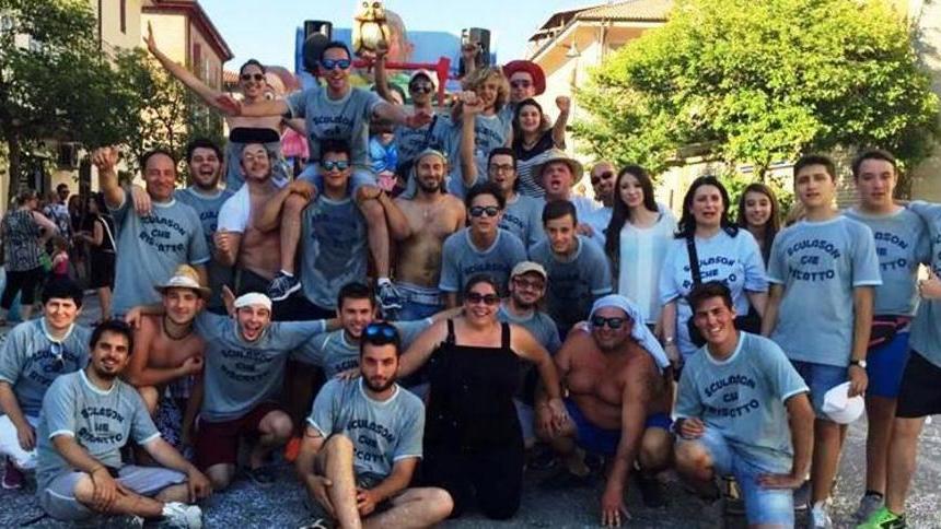 Sculason Che Riscatto tra la folla del carnevale renazzese