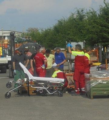 Infortunio in una fabbrica Cade e si ferisce a un braccio