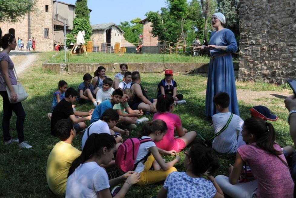 La festa di fine anno scolastico in stile medievale nella Rocca
