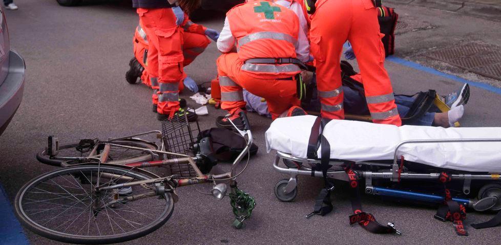 Anziano travolto in bici Lo salva un testimone 