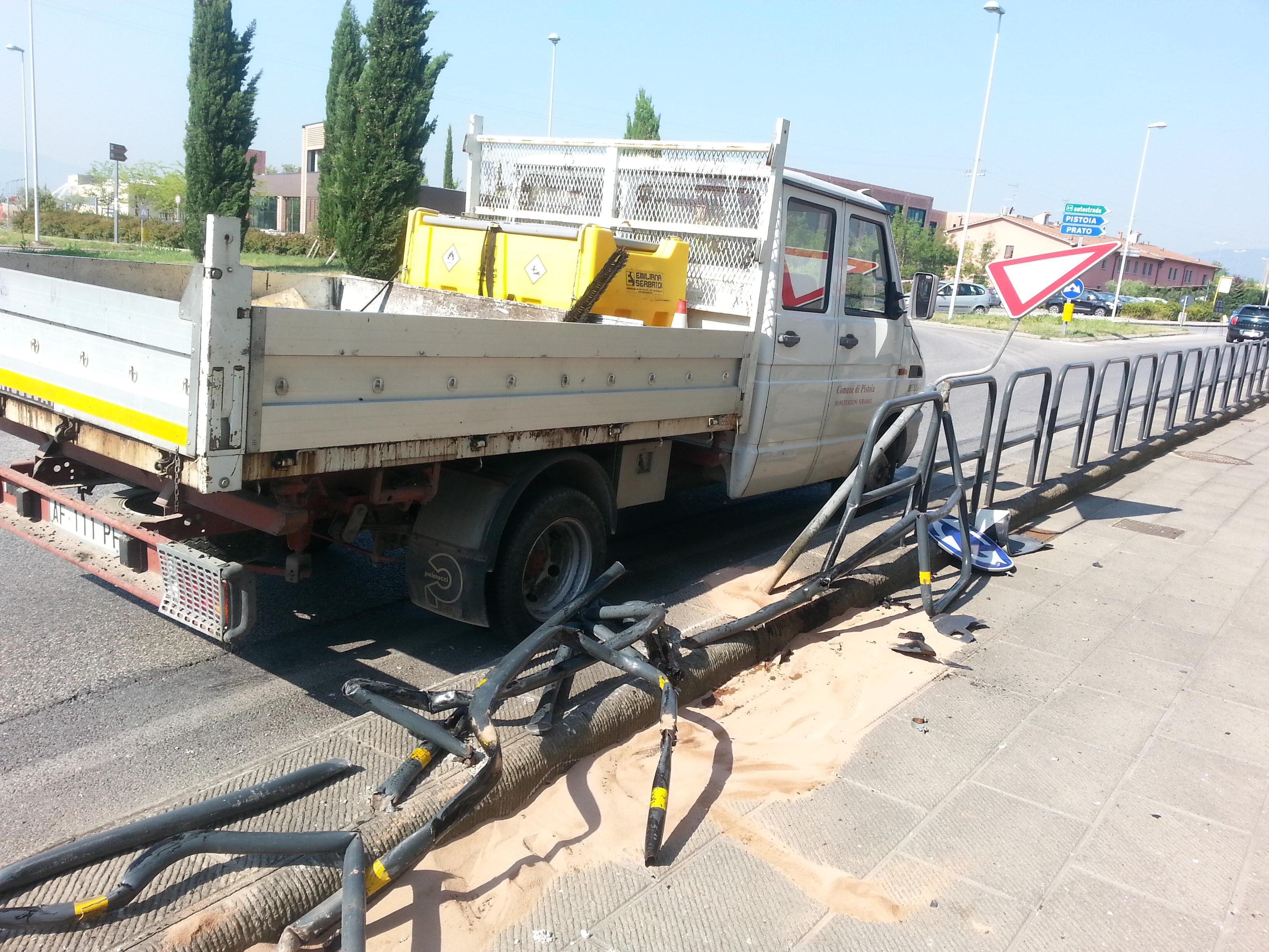 Le transenne abbattute da un furgone in via Sestini