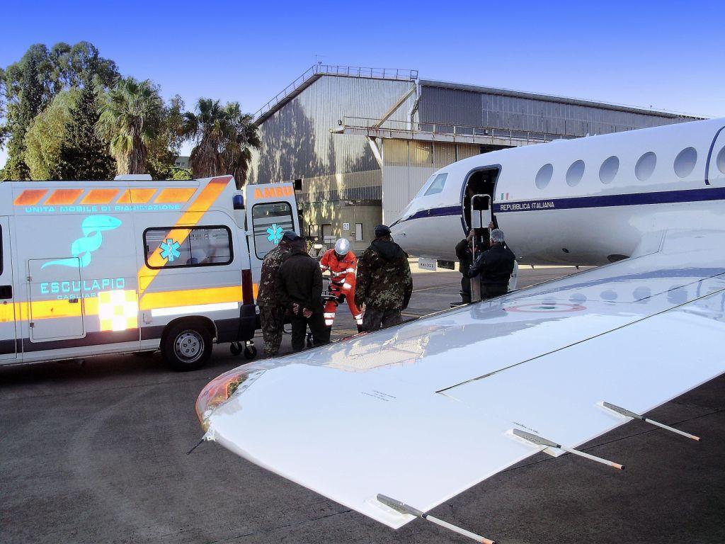 L'imbarco di un piccolo malato sul Falcon 50 dell'Aeronautica
