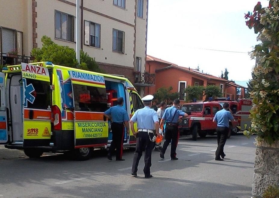 I soccorritori bei pressi della casa dove è stato trovato morto il sessantacinquenne