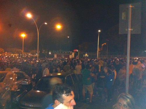 I tifosi della Dinamo a notte fonda in piazzale Segni (foto da Twitter)