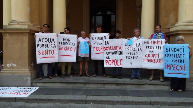 Tende in piazza a Reggio Emilia per l’acqua pubblica