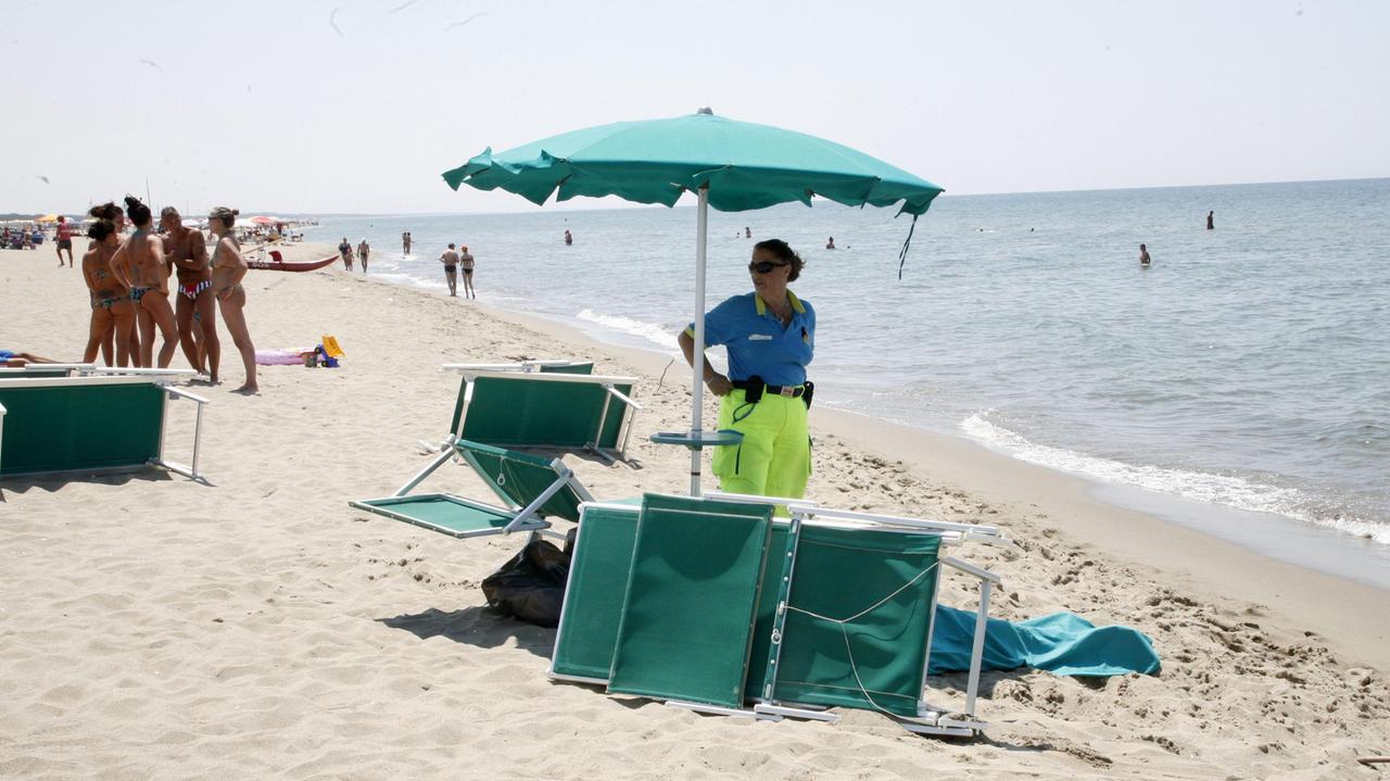 Il corpo senza vita dell'anziano morto in mare ricoperto da un telo