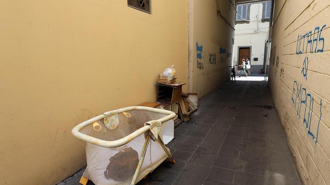 Rifiuti abbandonati in centro