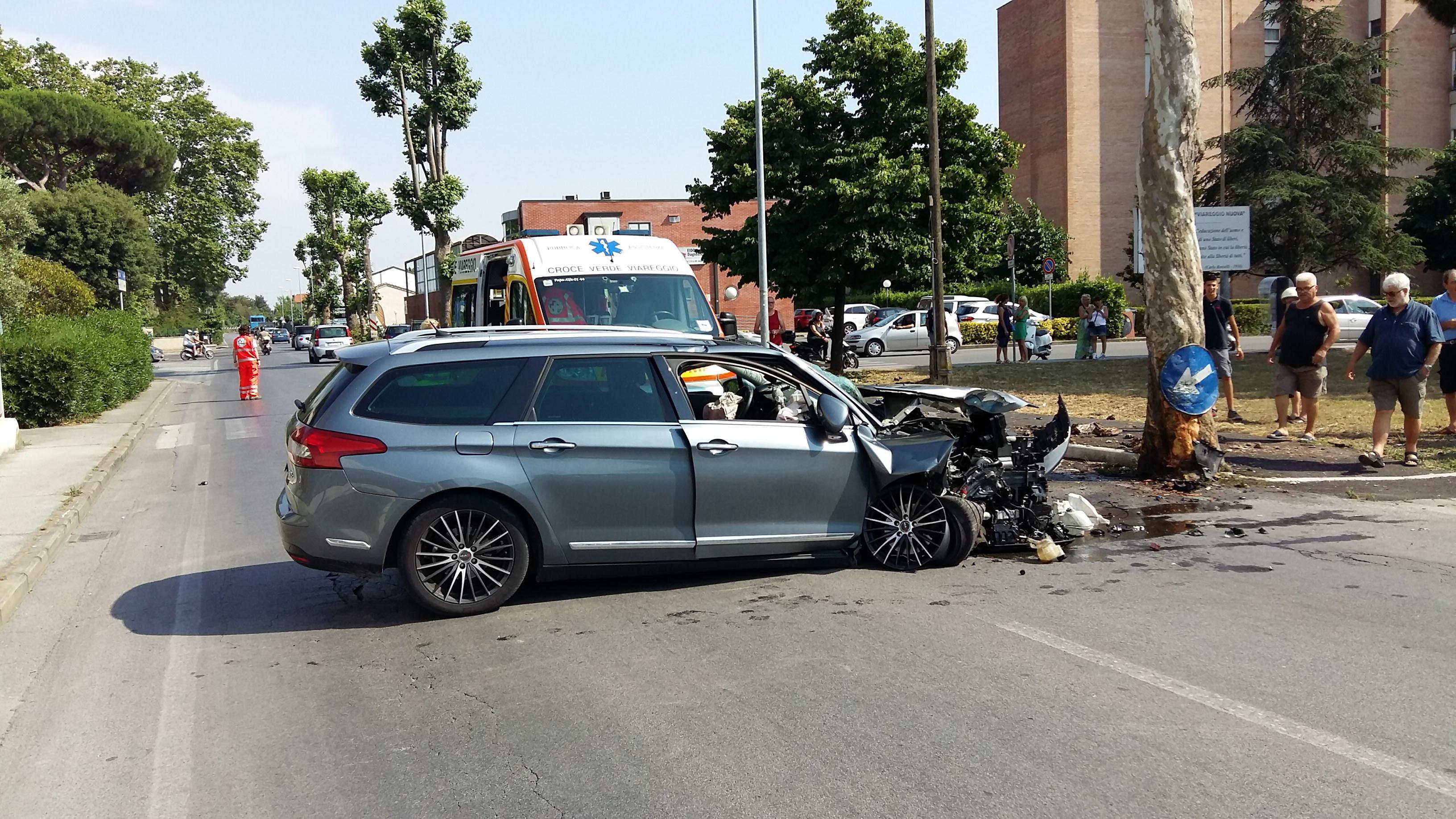 Quello che resta dell'auto dopo l'incidente