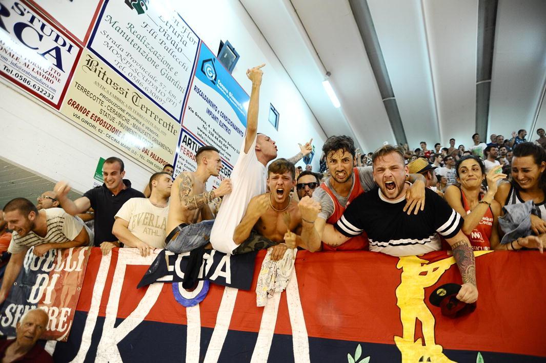I tifosi del Basket Cecina (foto Falorni)