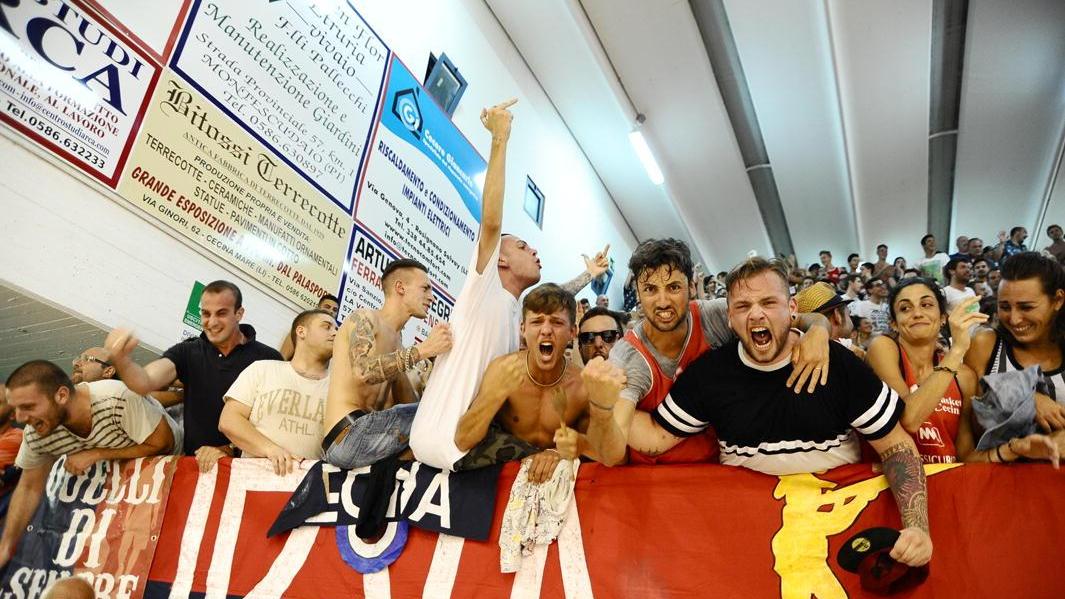 I tifosi del Basket Cecina (foto Falorni)