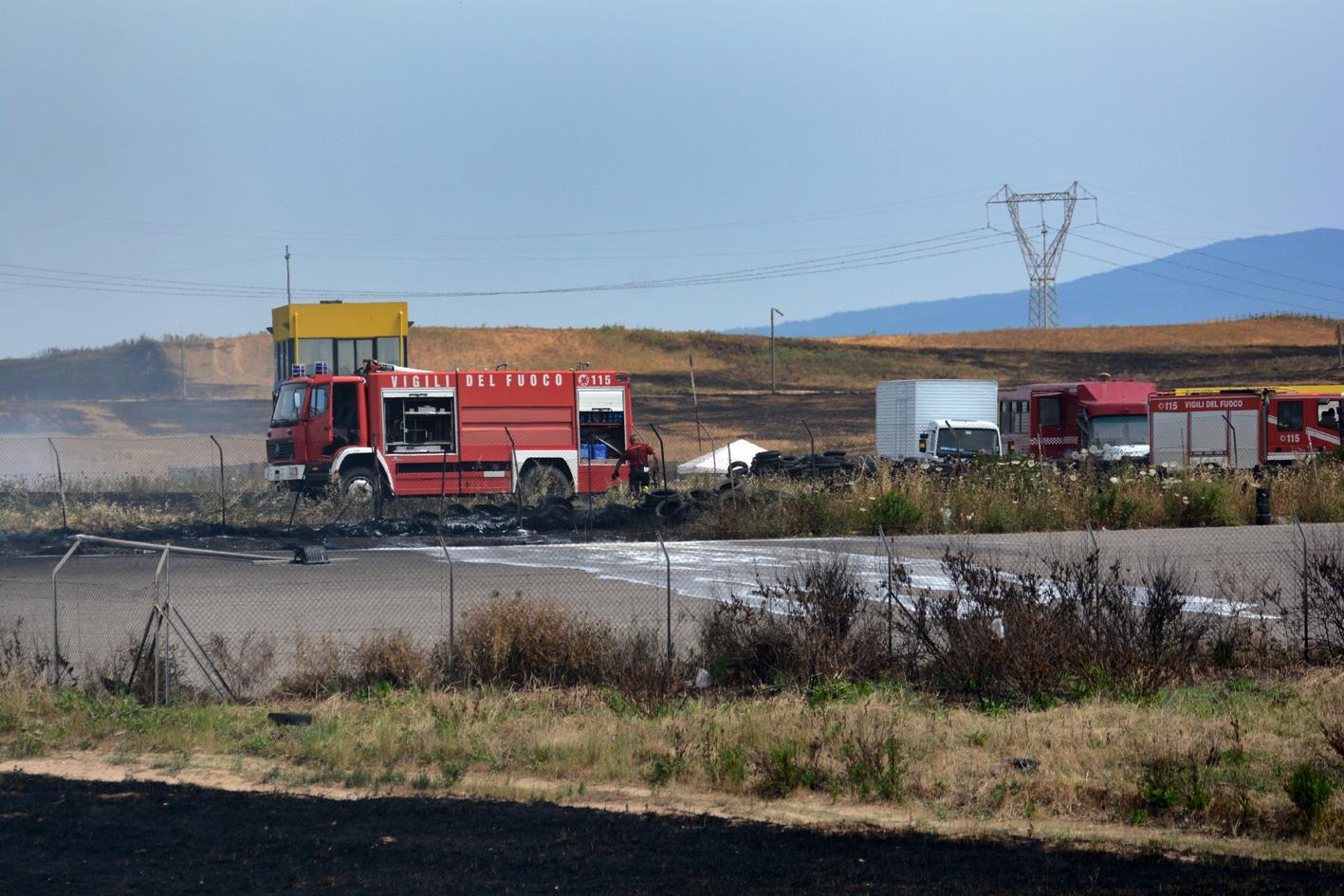 Il lavoro delle squadre antincendio a Tramatza