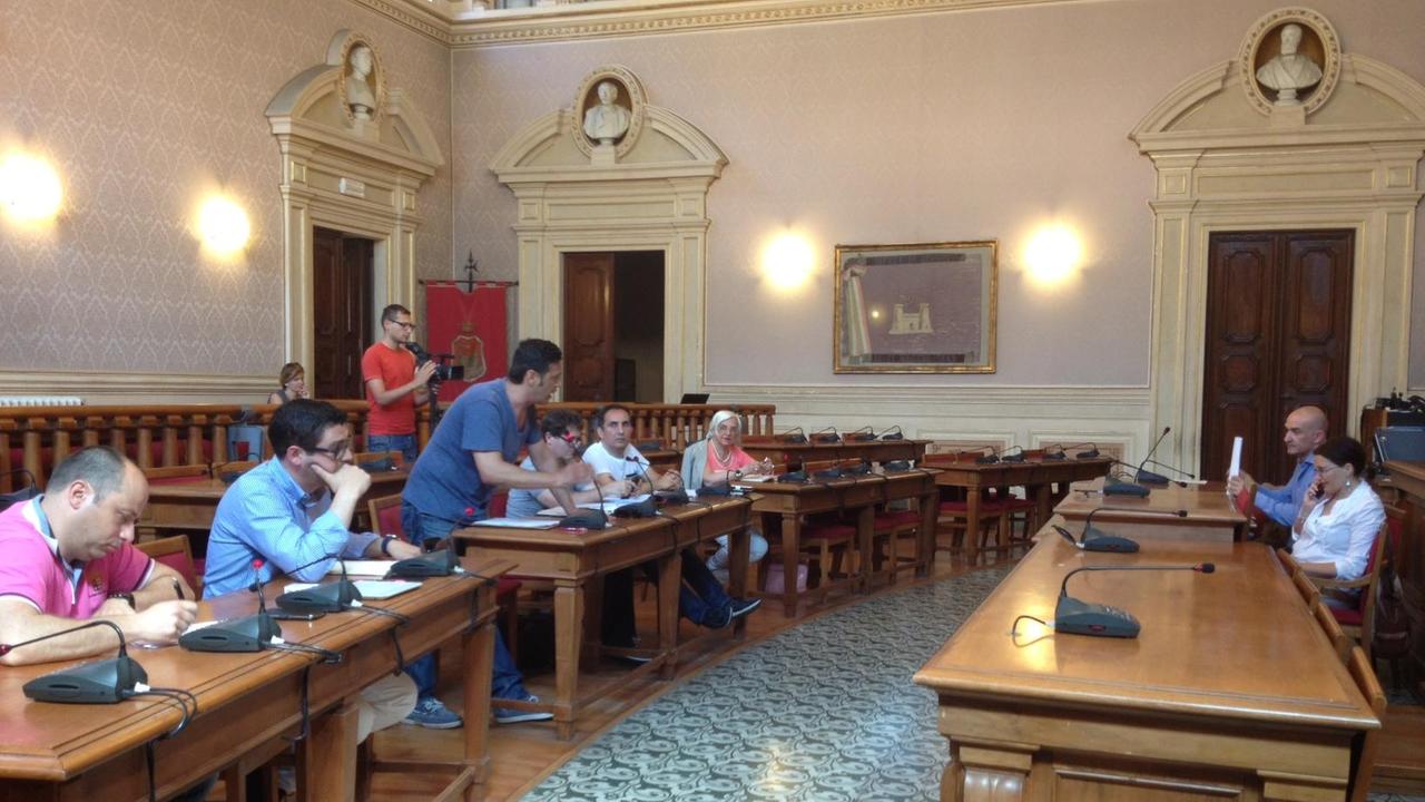 Un momento della commissione in Comune