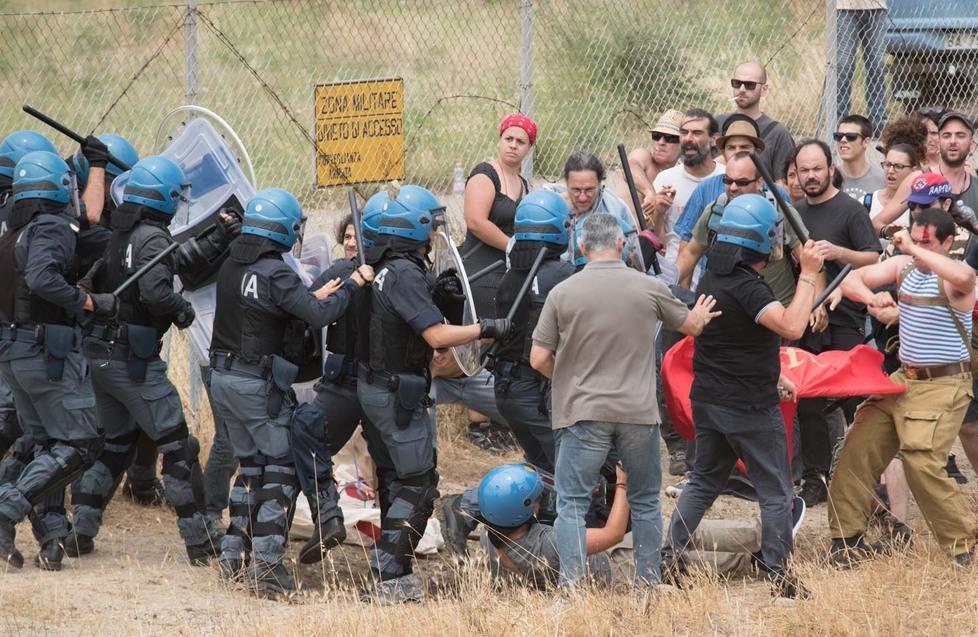 Scontri durante la protesta contro le basi militari, 10 agenti feriti