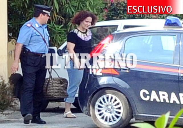 Elena Pesce viene accompagnata in auto dai carabinieri (foto Gori)