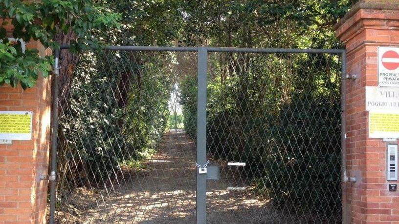 Il cancello d’ingresso a Villa Poggio Uliveto, in via della Querceta, chiuso con il lucchetto