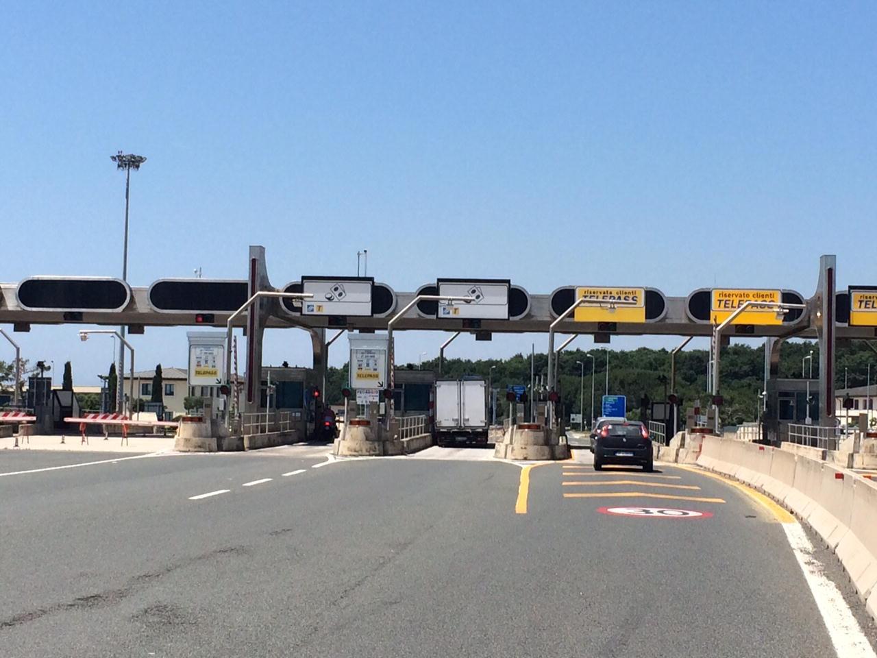 Il casello dell'A12 a Rosignano
